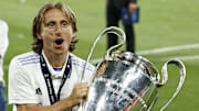 Pentacampeão da Champions League, Modrić renova com o Real Madrid por mais uma temporada. Meia vai para a 10ª temporada no clube.