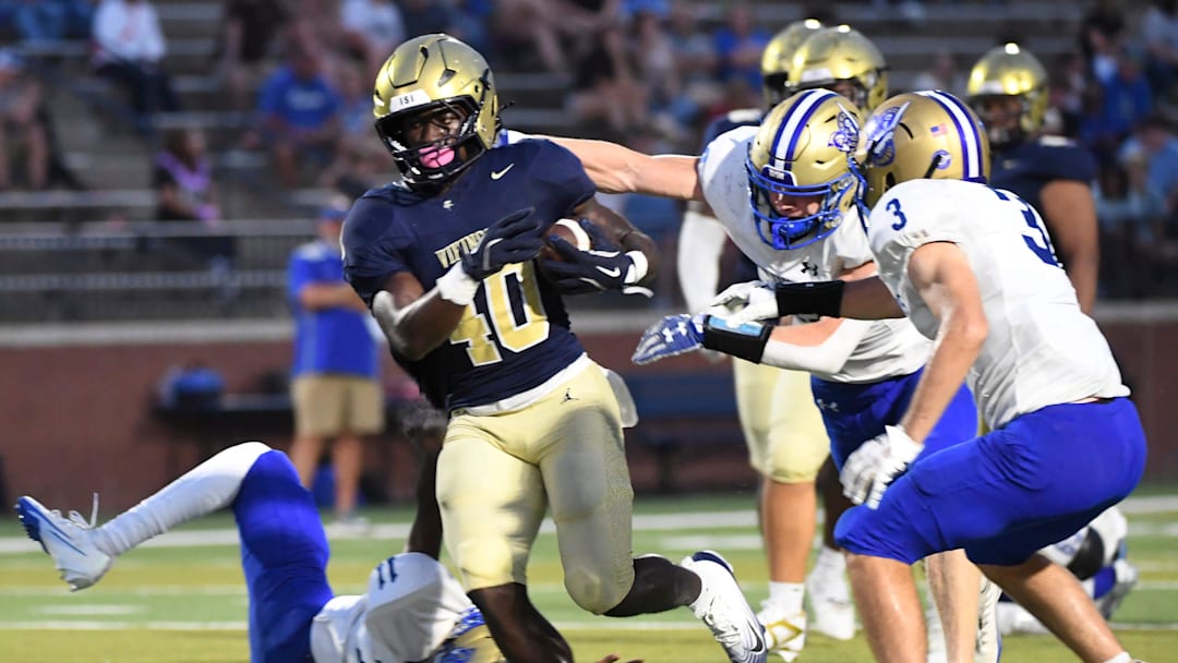 Spartanburg Vikings Trenton Lynch (40) rushes the ball Friday, Sept. 5, 2025 during the SCHSL football game against the Broome Centurions at Spartanburg High School in Spartanburg, South Carolina.