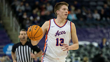 Evansville   s Ben Humrichous (13) dribbles up court as the University of Evansville Purple Aces