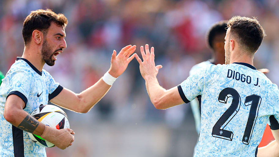 Bruno Fernandes (left) playing alongside Diogo Jota.