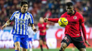 El colombiano Stefan Medina de Rayados y el colombiano Raúl Zúñiga de Xolos durante el Clausura 2024