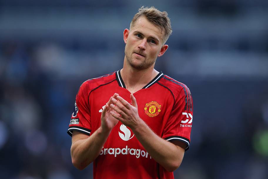 Matthijs de Ligt glumly clapping.