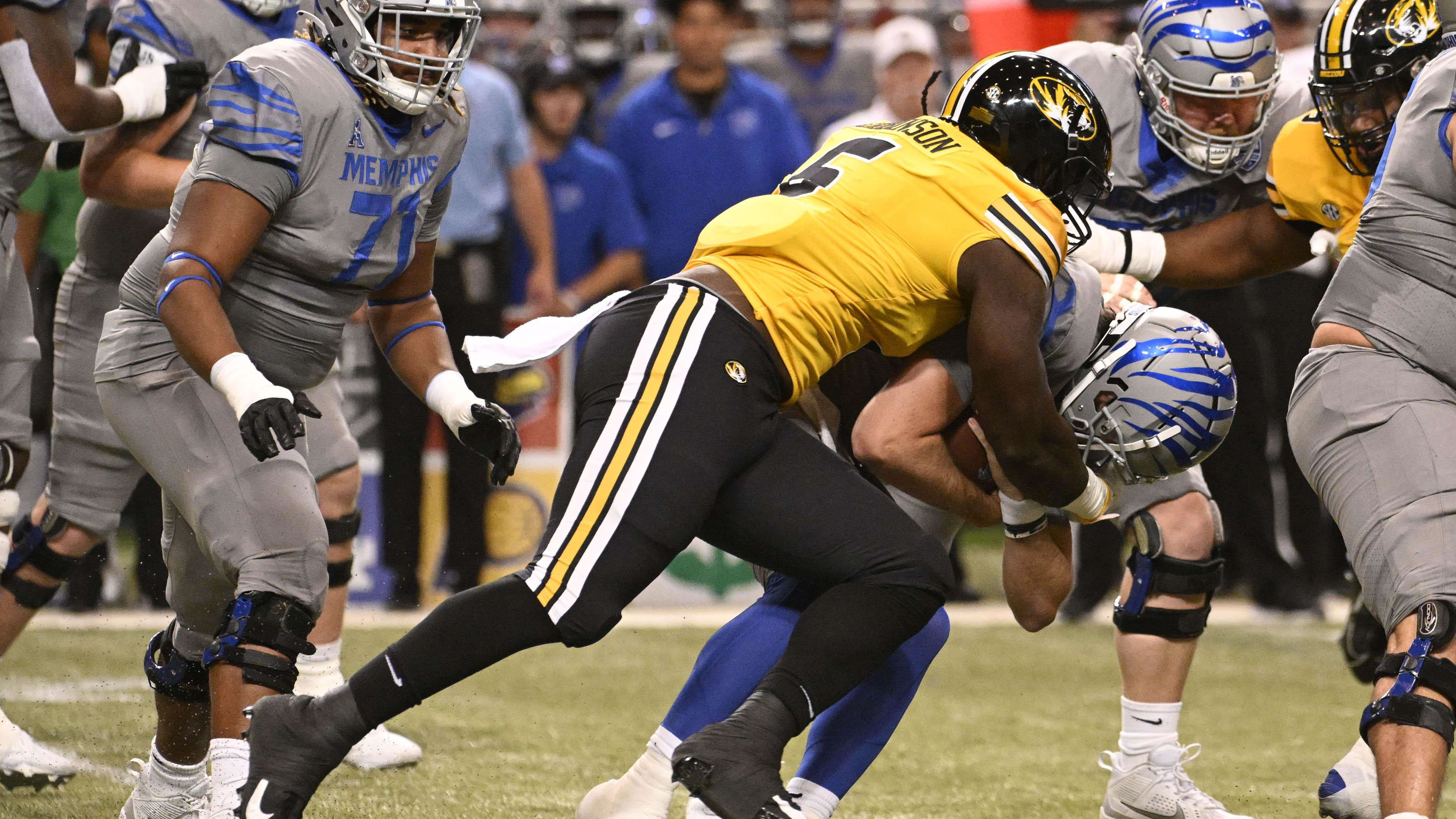 Missouri Tigers defensive lineman Darius Robinson (6) 