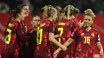 Linda Dallmann, Lea Schüller und die DFB-Frauen bejubeln das 2:1