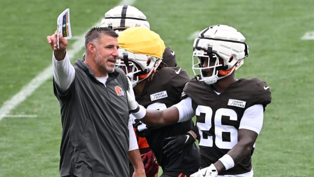 Cleveland Browns advisor Mike Vrabel works with cornerback Myles Harden during practice at the Browns training facility