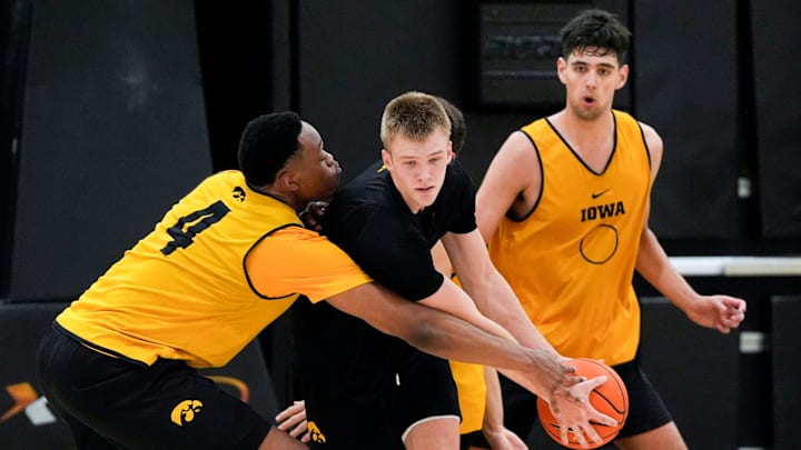Iowa’s Cam Manyawu (4) tries to knock the ball away from Bennett Stirtz (14) during practice June 19, 2025 at Carver-Hawkeye Arena in Iowa City, Iowa.