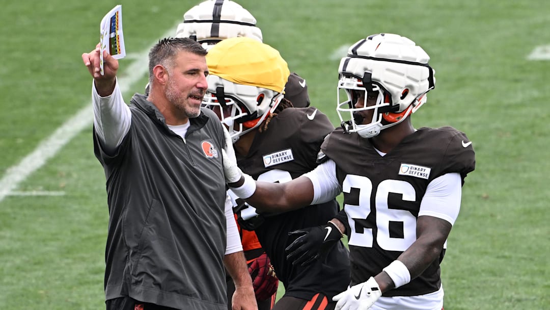 Aug 5, 2024; Cleveland Browns advisor Mike Vrabel works with cornerback Myles Harden (26) during practice at the Browns training facility in Berea, Ohio. Mandatory Credit: Bob Donnan-Imagn Images