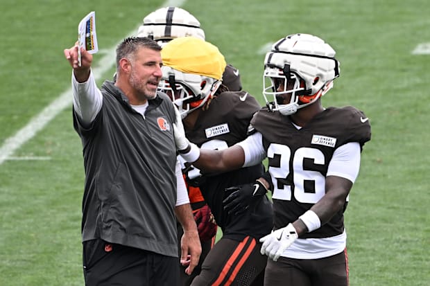 Mike Vrabel works with cornerback Myles Harden (26) during practice at the Browns training facility in Berea, Ohio. BIG UPDATE: 7 head coaching candidates the Dallas Cowboys need to consider -bb