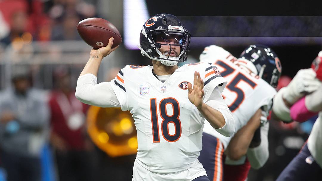 Chicago Bears QB Caleb Williams throws the ball against the Atlanta Falcons.  Mandatory Credit: Brett Davis-Imagn Images