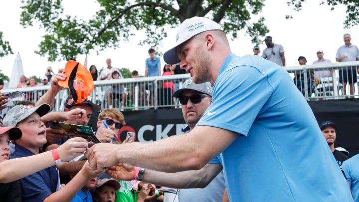 Detroit Lions Aidan Hutchinson signs autographs for fans during charity gold scramble