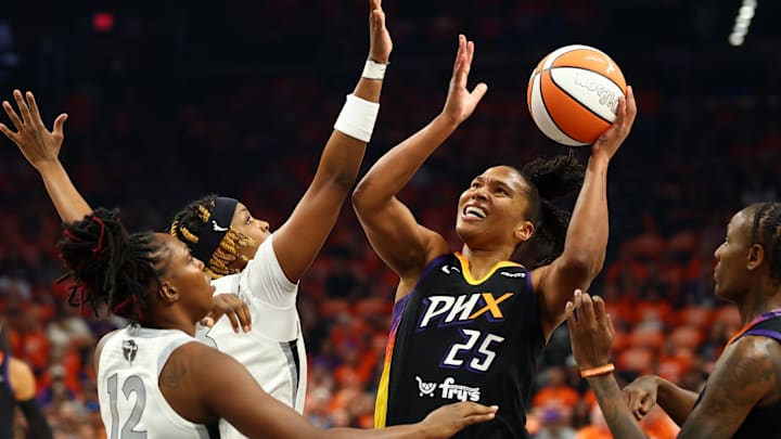 Oct 8, 2025; Phoenix, Arizona, USA; Phoenix Mercury forward Alyssa Thomas (25) shoots the ball against Las Vegas Aces guard Chelsea Gray (12) in the first half during game three of the 2025 WNBA Finals at PHX Arena. Mandatory Credit: Mark J. Rebilas-Imagn Images Oct 8, 2025; Phoenix, Arizona, USA; Phoenix Mercury forward Alyssa Thomas (25) shoots the ball against Las Vegas Aces guard Chelsea Gray (12) in the first half during game three of the 2025 WNBA Finals at PHX Arena. Mandatory Credit: Mark J. Rebilas-Imagn Images