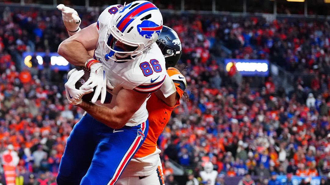 Jan 17, 2026; Denver, CO, USA; Buffalo Bills tight end Dalton Kincaid (86) catches a touchdown against Denver Broncos safety Talanoa Hufanga (9) during the fourth quarter of an AFC Divisional Round playoff game at Empower Field at Mile High. Mandatory Credit: Ron Chenoy-Imagn Images