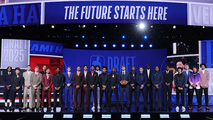 2025年NBA选秀班级在首轮选秀前登台亮相。