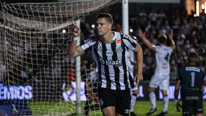 Julio Furch celebrando gol pelo Santos na Série B.