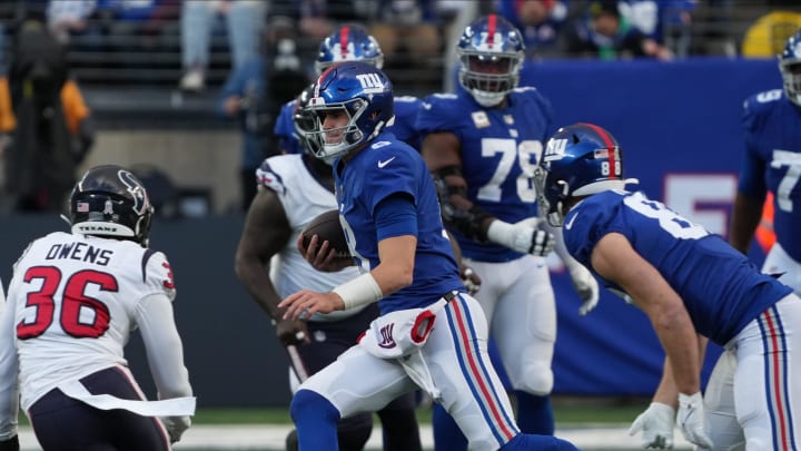 Daniel Jones of the Giants runs the ball in the second half. The Houston Texans at the New York Giants in a game played at MetLife Stadium in East Rutherford, NJ on November 13, 2022. 