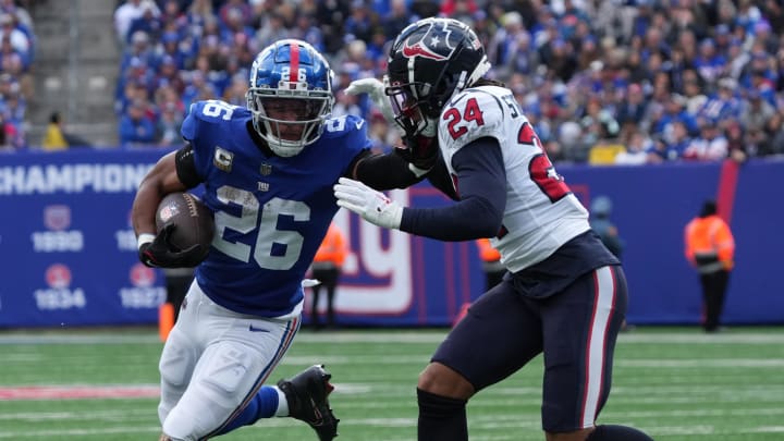 Saquon Barkley of the Giants running the ball.