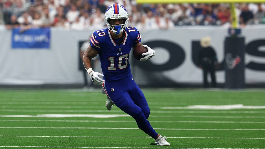 Buffalo Bills wide receiver Khalil Shakir (10) runs the ball during the second quarter against the Houston Texans Buffalo Bills wide receiver Khalil Shakir (10) runs the ball during the second quarter against the Houston Texans