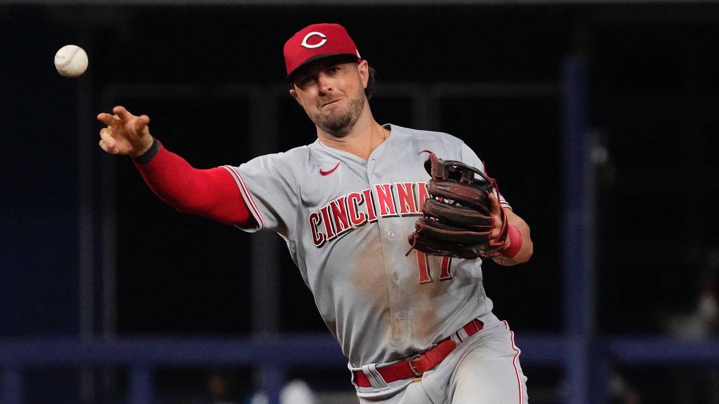Reds: Hearing the footsteps of top prospects, Kyle Farmer has excelled at  third base