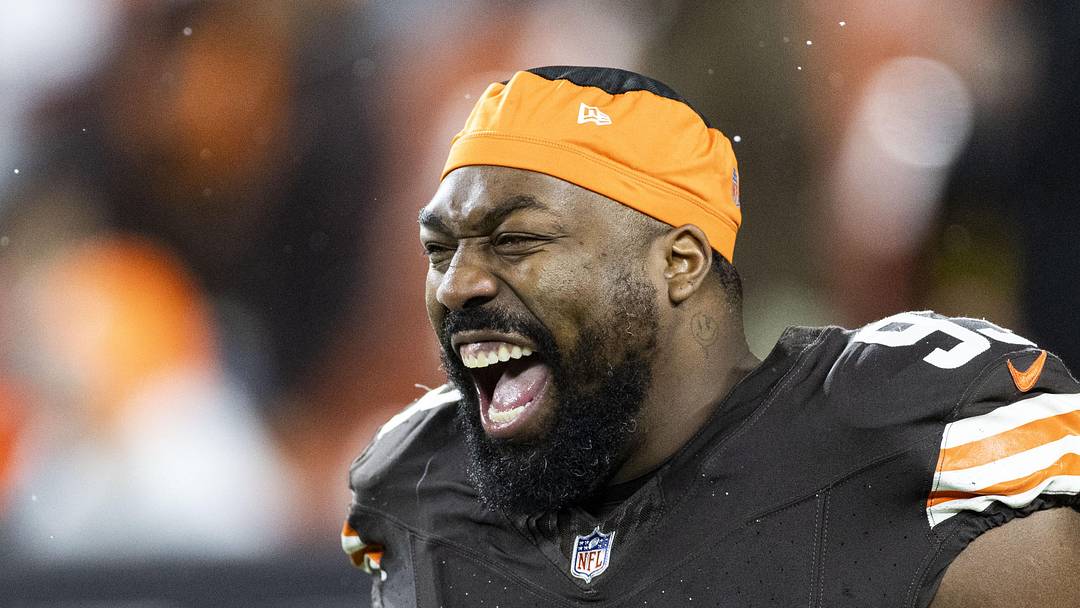 Defensive tackle Shelby Harris  signed a one-year deal with the Giants.