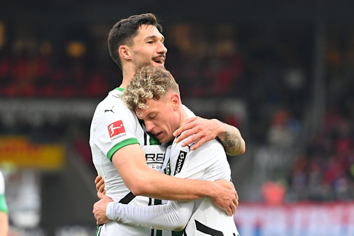 Gladbach kann wieder auf Tim Kleindienst (l.) und Robin Hack setzen