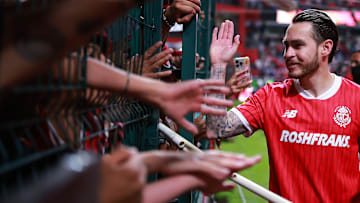 Ricardo 'Canelo' Angulo celebra con el público el empate del Toluca ante Cruz Azul