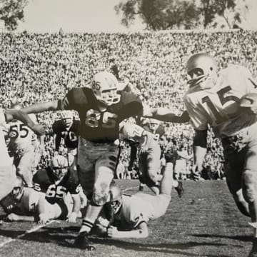 Bob Schloredt (15) led the UW to a 1960 Rose Bowl win over Wisconsin and was named game co-MVP.