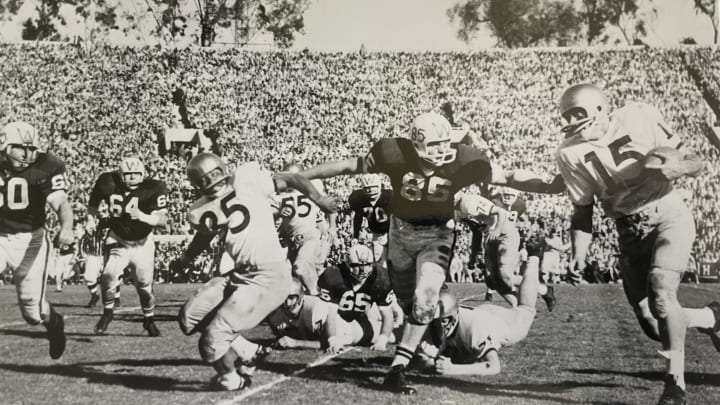 Bob Schloredt (15) led the UW to a 1960 Rose Bowl win over Wisconsin and was named game co-MVP.