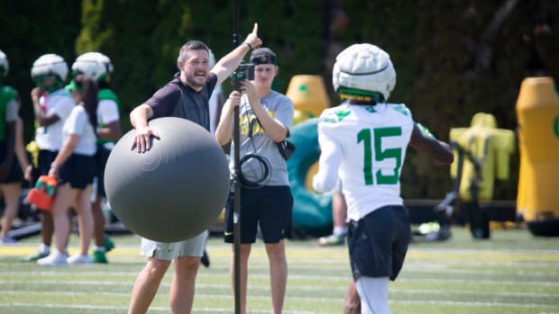 Oregon head coach Dan Lanning yells to wide receiver Tez Johnson during practice with the Oregon Ducks 