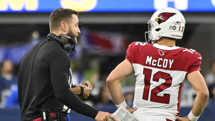 Arizona Cardinals head coach Kliff Kingsbury talks to Colt McCoy.