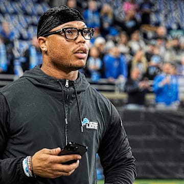 Detroit Lions running back Montgomery watches warm up before the game between Detroit Lions and Minnesota Vikings at Ford Field.