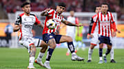 Edgar Zaldívar de Atlas y Víctor Guzmán de Chivas compiten por el esférico en el Play-In
