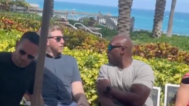 Think Liam Coen is asking DeMeco Ryans for some advice?