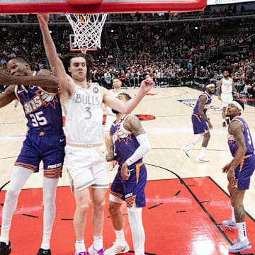 Chicago Bulls guard Josh Giddey (3) defends Phoenix Suns forward Kevin Durant (35) during the first half at United Center. Mandatory Credit: David Banks-Imagn Images