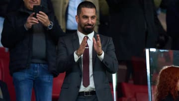 Arda Turan takımı alkışlıyor.