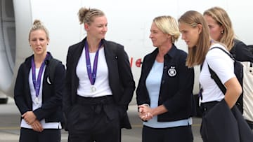 Martina Voss-Tecklenburg (Mitte)