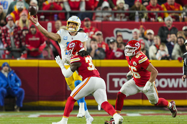 Los Angeles Chargers quarterback Justin Herbert (10) throws a pass against Kansas City Chiefs linebacker Nick Bolton