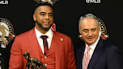 Nelson Cruz, que perdió a su hermana en la tragedia de la discoteca de Dominicana y Rob Manfred, comisionado de la MLB