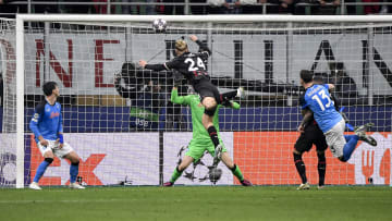 O Napoli perdeu a primeira mão das quartas de final da Liga dos Campeões por 1 a 0 para o AC Milan no San Siro