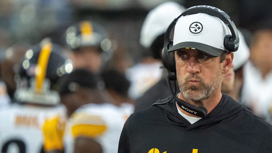Pittsburgh Steelers quarterback Aaron Rodgers is struggling with his new helmet during training camp. | Doug Engle/Florida Times-Union / USA TODAY NETWORK via Imagn Images