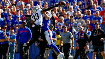 New Orleans Saints S Jonas Sanker (33) bats the ball away from Bills  TE Dalton Kincaid (86) on Sep. 28, 2025.