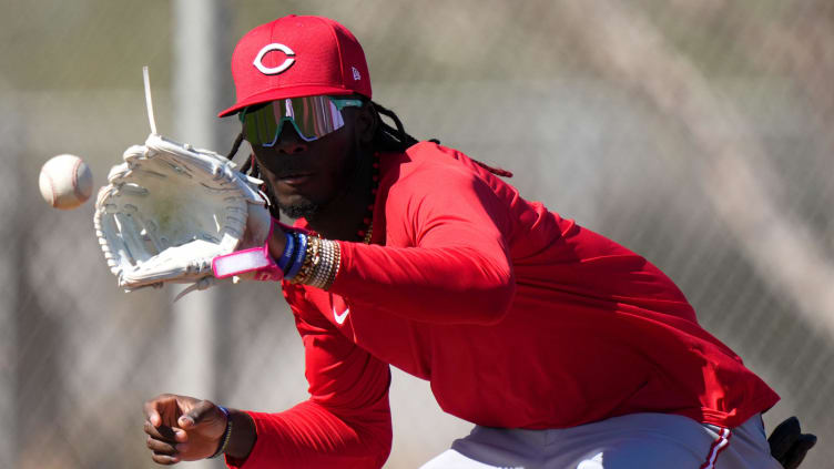 Cincinnati Reds shortstop Elly De La Cruz catches a throw