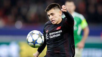 Claudio Echeverri ist für Bayer Leverkusen nur selten am Ball Claudio Echeverri ist für Bayer Leverkusen nur selten am Ball