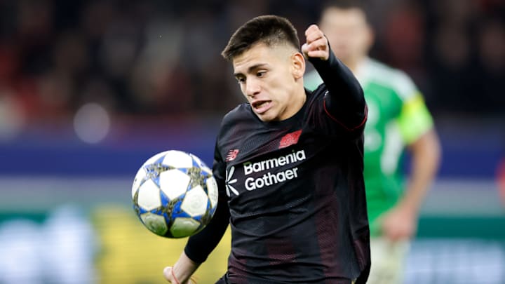 Claudio Echeverri ist für Bayer Leverkusen nur selten am Ball Claudio Echeverri ist für Bayer Leverkusen nur selten am Ball