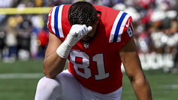 Sep 21, 2025; Foxborough, Massachusetts, USA; New England Patriots tight end Austin Hooper (81) kneels before the game against eh Pittsburgh Steelers at Gillette Stadium. 