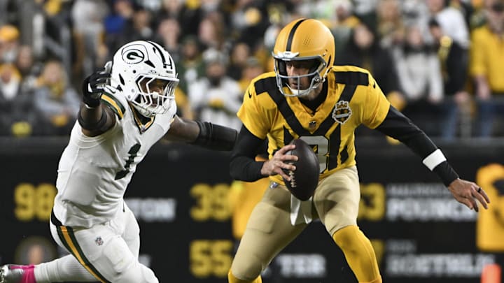 Pittsburgh Steelers quarterback Aaron Rodgers (8) scrambles against Green Bay Packers defensive end Micah Parsons