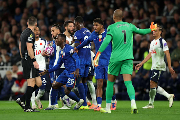 นักเตะท็อตแนมและเชลซีในการเผชิญหน้า