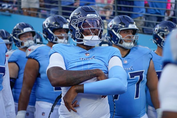 El apoyador de los Tennessee Titans, Arden Key (49), se dirige a los calentamientos antes de un partido de pretemporada de la NFL contra los Minnesota Vikings 