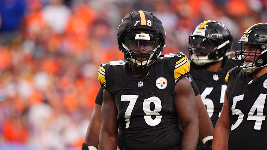 Sep 15, 2024; Denver, Colorado, USA; Pittsburgh Steelers guard James Daniels (78) wears a guardian cap in the second half against the Denver Broncos at Empower Field at Mile High.  | Ron Chenoy-Imagn Images