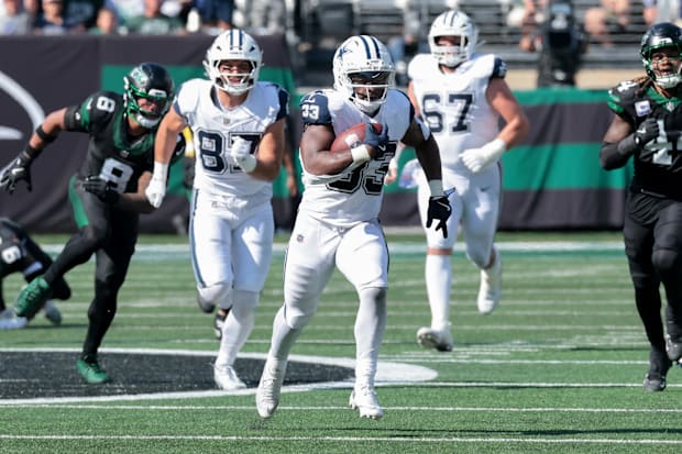 Dallas Cowboys RB Javonte Williams carries the ball against the New York Jets during the first half at MetLife Stadium.