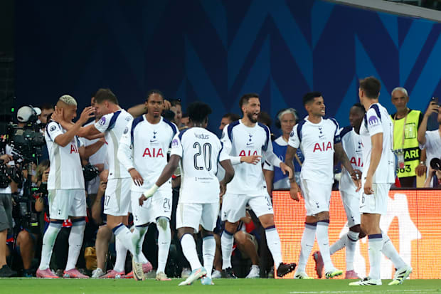 Mohammed Kudus (centre) celebrating.